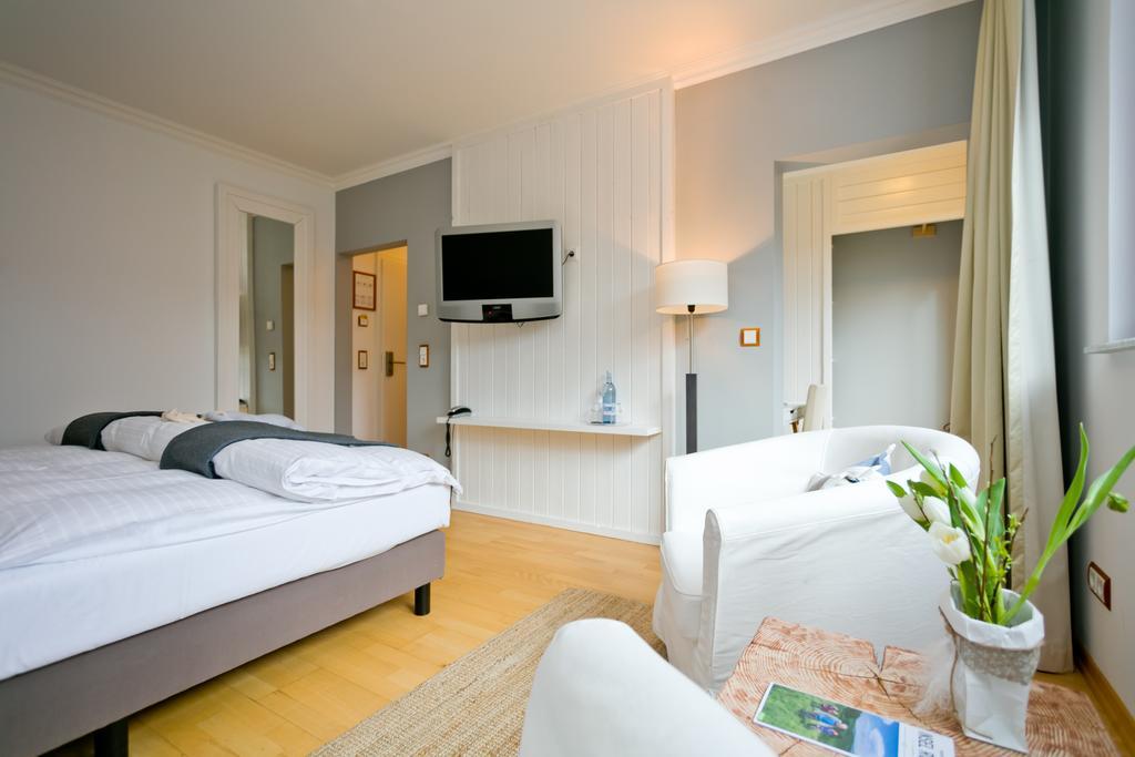 Romantik Hotel Schloss Ranzow Lohme Exterior photo